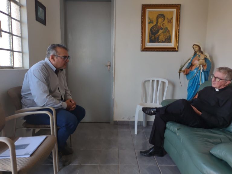 Padre Nelson conversa com Mestre de Obras para a construção do Santuário São João Paulo II